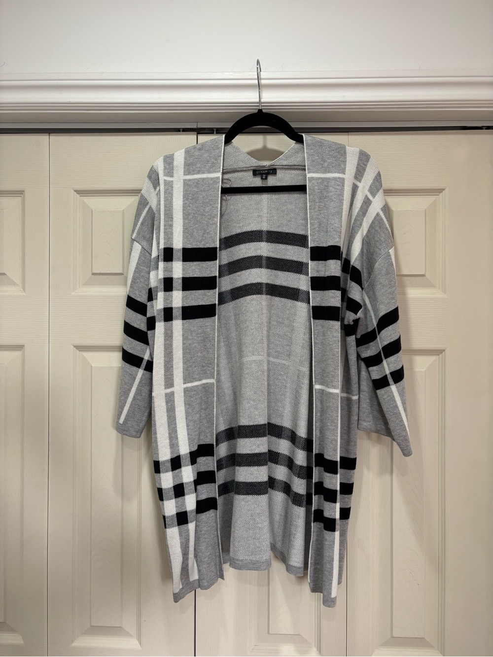 Dynamite Gray, Black & White Plaid Open-Front Cardigan